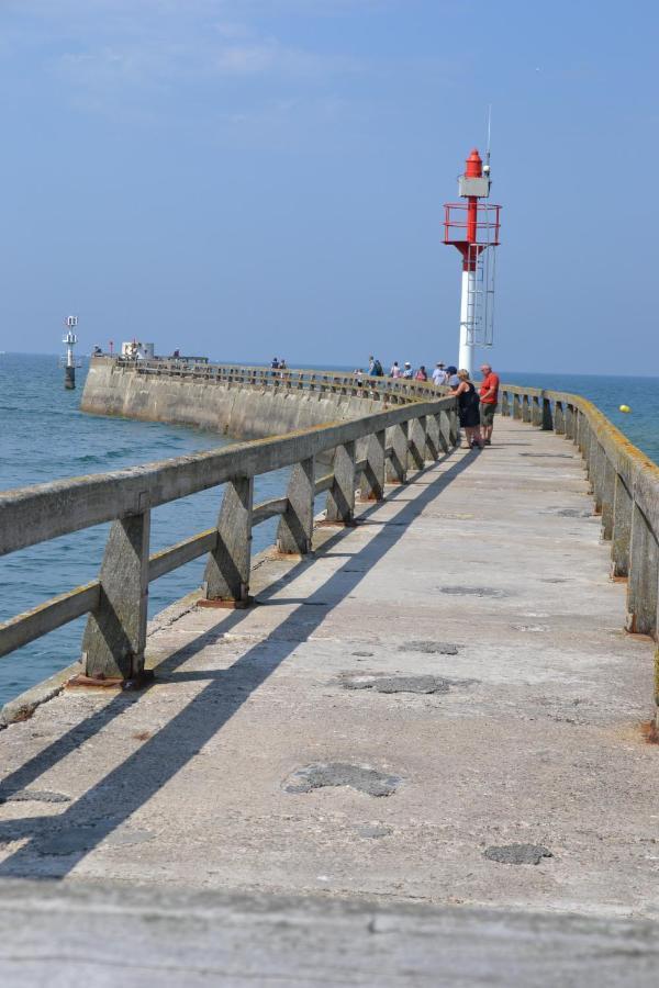 Gite "Au P'Tit Tourois" De Plain-Pied Tout Confort Avec Veranda Proche D'Omaha Beach Et De Bayeux Accueillant Les Animaux Exterior photo