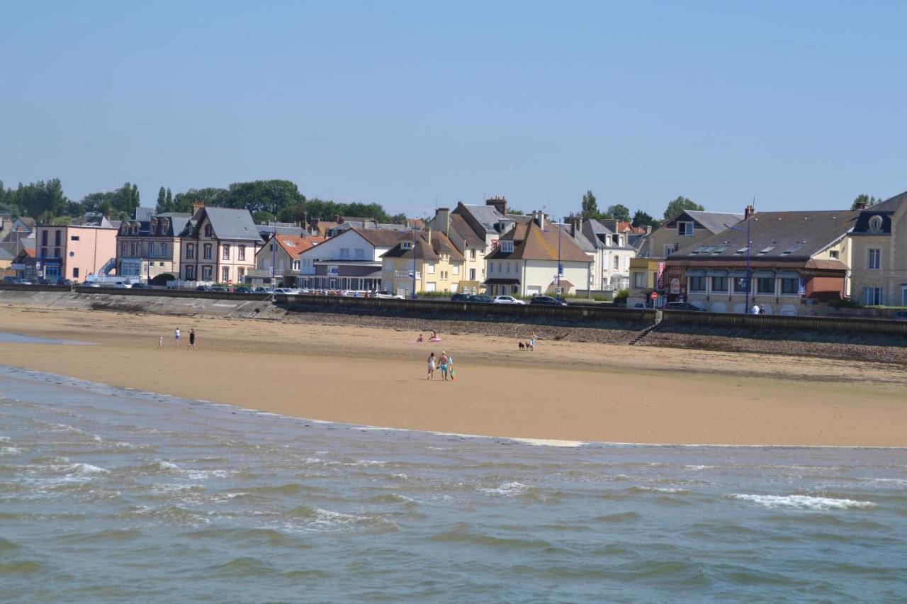 Gite "Au P'Tit Tourois" De Plain-Pied Tout Confort Avec Veranda Proche D'Omaha Beach Et De Bayeux Accueillant Les Animaux Exterior photo